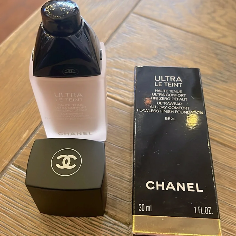 - CHANEL ultra Le taint foundation # BR 22 New